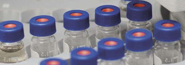 HPLC-Gläschen im Reck für eine Trinkwasseruntersuchung